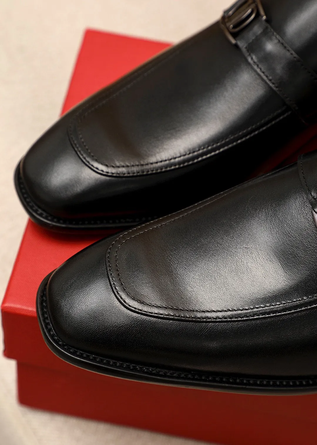 Men's shoes💰480💰 Product trademark: Ferragamo "Ferragamo" casual leather shoes Regular size: 38-44 (custom-made for 45🉑️) Product materials: Selected imported first-layer calfskin upper + original hardware buckle, imported water-dyed cowhide leather lining. Strong three-dimensional visual effect, combined outsole Color: 1⃣️color optional